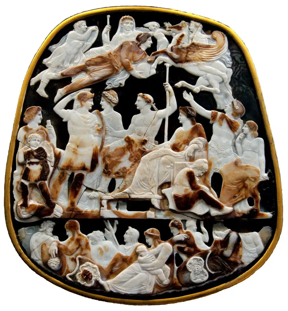 Par Janmad on basis of the picture by Jastrow → Image:Great Cameo of France CdM Paris Bab264 n1.jpg, CC BY-SA 3.0, https://commons.wikimedia.org/w/index.php?curid=5202537